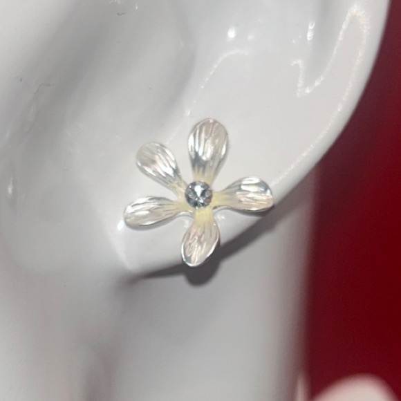 💙Silver Floral Stud Earrings 💙 - Picture 3 of 4